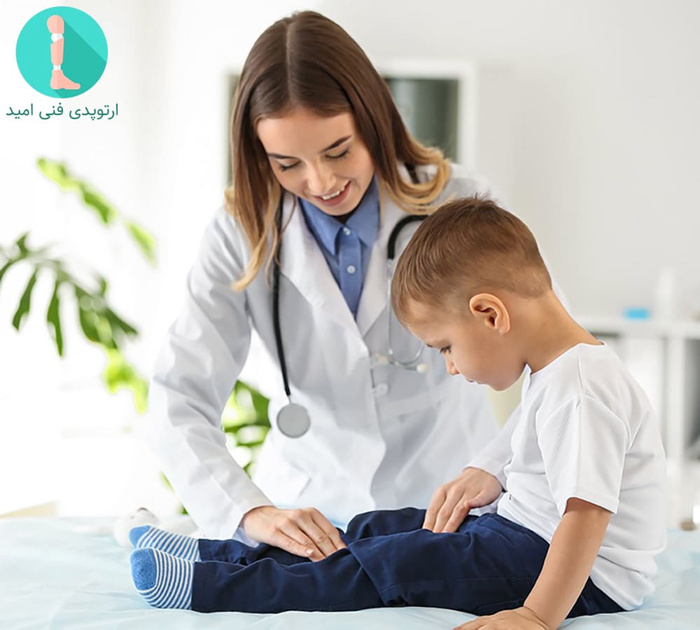 معاینه فیزیکی بدن کودک و تشخیص پای پرانتزی با توجه به ظاهر بدن